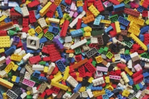 xavi-cabrera-kn-UmDZQDjM-unsplash A scattered pile of colorful LEGO building bricks, serving as a conceptual visual metaphor for disorganized data, fragmented workflows, and raw components before structural assembly.